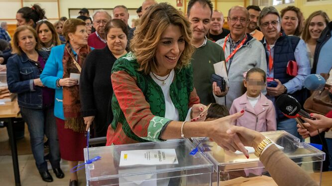 Susana Díaz ejerce el voto en las pasadas elecciones del 10 de noviembre.