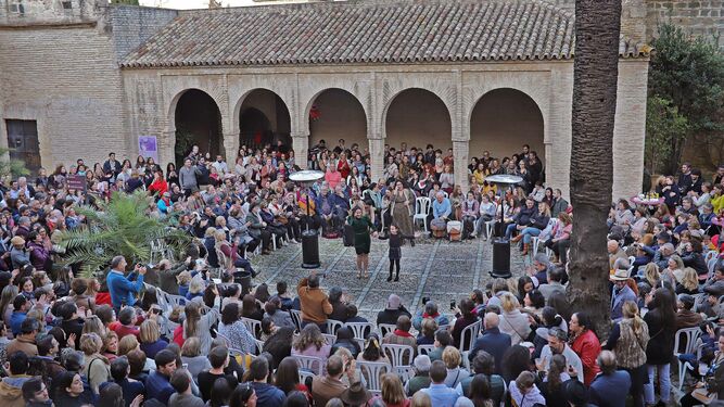 Numeroso público en la zambomba de la hermandad del Cristo en el patio de Armas del Alcázar.