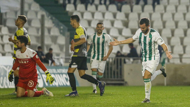 Sebas Moyano celebra el gol de la sentencia al Atleti con Isma Gil batido.