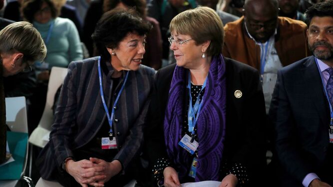 Celaá (i) conversa en la Cumbre del Clima con Bachelet, alta comisionada de la ONU para los Derechos Humanos.