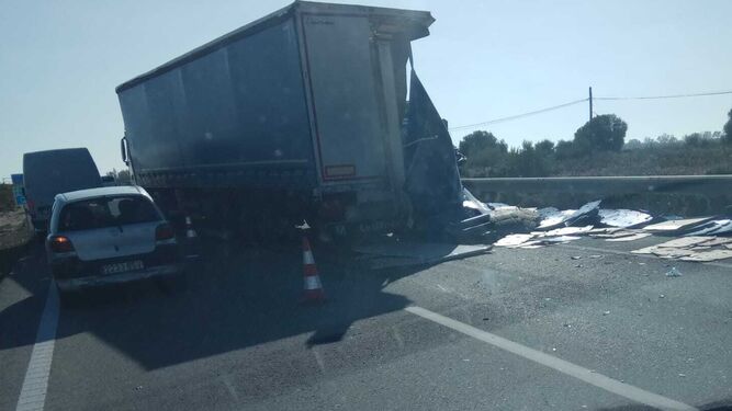 Imagen de uno de los vehículos implicados en el accidente en la autovía, a la altura de Campano.