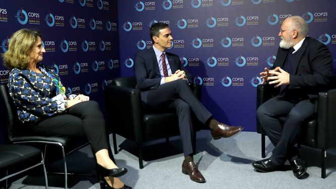 Pedro Sánchez y Teresa Ribera conversan con Frans Timmermans, vicepresidente de la CE.