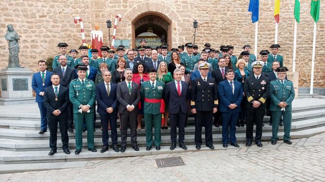 Foto de familia de todas las autoridades ante  al Castillo de Luna, sede del Ayuntamiento roteño
