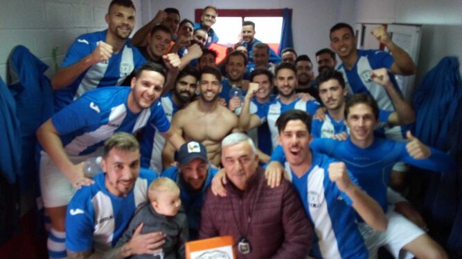 Los jugadores del Jerez Industrial celebran el triunfo en el vestuario del Marcos Monge.