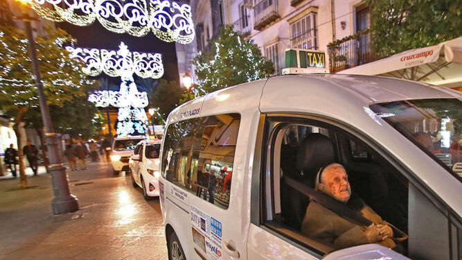 Im&aacute;genes del paseo en taxi a los mayores para disfrutar del alumbrado navide&ntilde;o