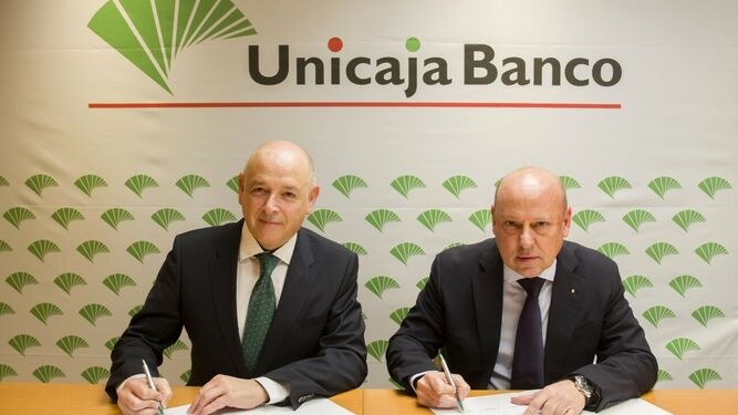 Firma del acuerdo entre Unicaja Banco y la Gota Roja de Málaga
