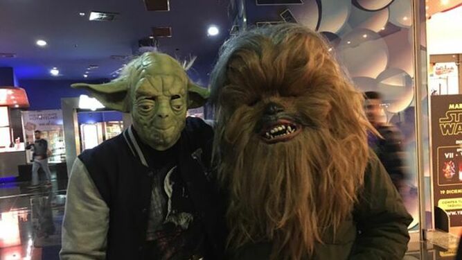 Dos seguidores de la saga disfrazados de Yoda y Chewbacca  en Cines Yelmo este jueves.