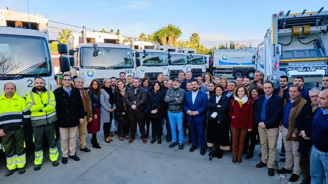 Los alcaldes, durante la recepción de los 15 nuevos camiones del servicio de recogida de basuras de la Mancomunidad Guadalquivir.