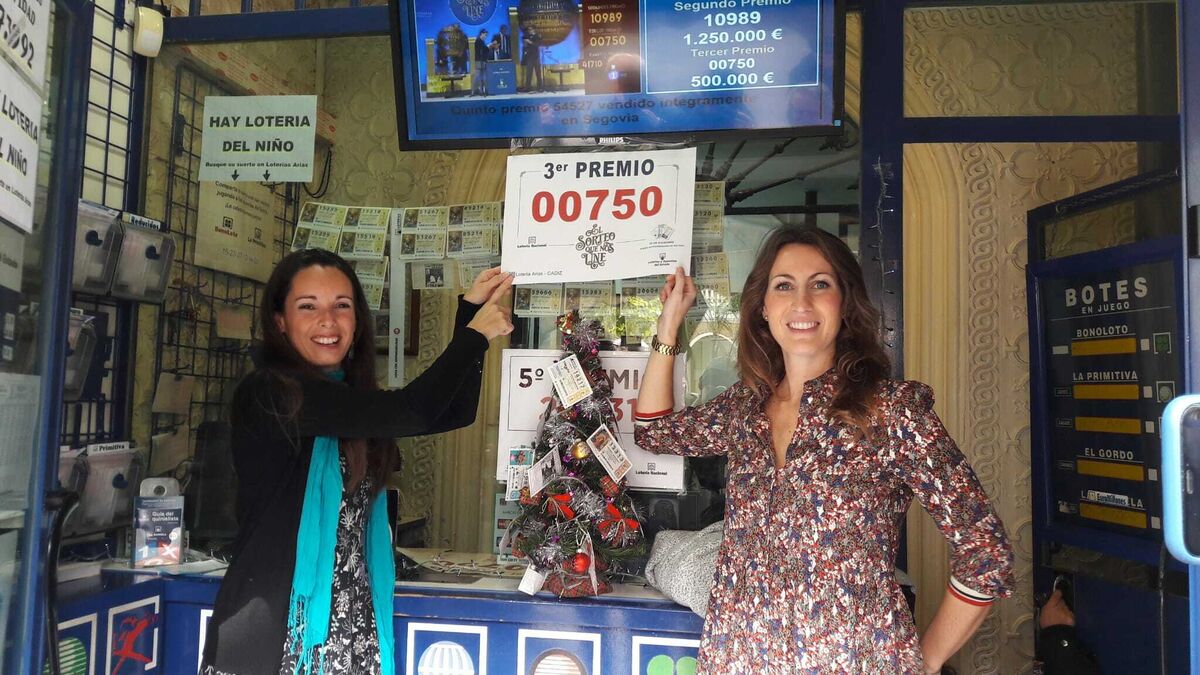 Loterías Arias en Cádiz ha repartido el tercer premio.