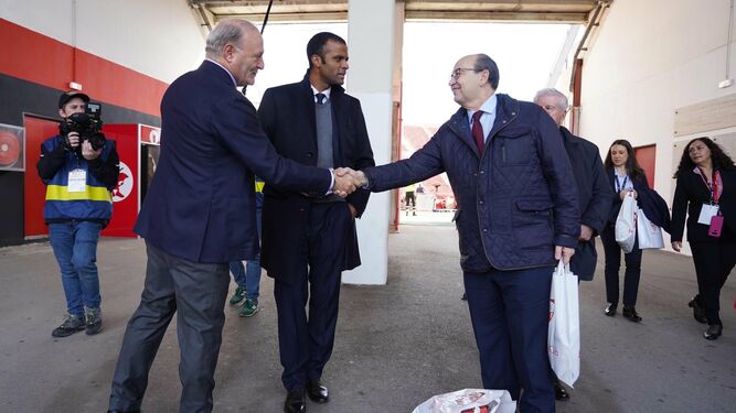 Los presidentes Andy Kohlberg y Jos&eacute; Castro se saludan ante Maheta Molango y Gabriel Ramos.