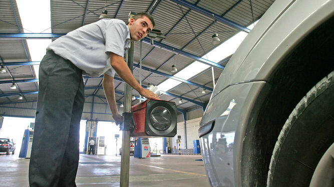 Retrospectiva de un trabajador de la ITV de Jerez pasando la revisión de faros a un vehículo.