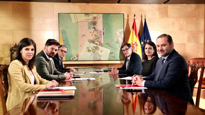 Los equipos negociadores de ERC y del PSOE durante su segunda reunión oficial, el pasado e de diciembre.