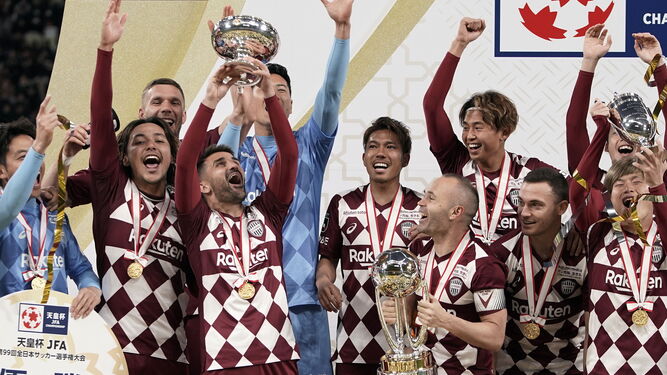 Villa e Iniesta celebran con sus compañeros del Vissel Kobe la consecución de la Copa del Emperador.