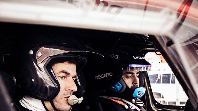 Fernando Alonso y su copiloto, Marc Coma.