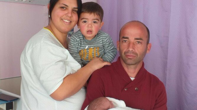 Marta, junto a su hermano y sus padres, Lourdes y Antonio.