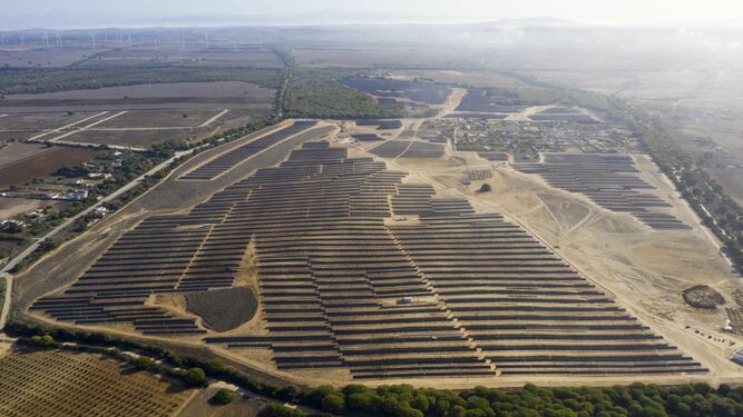 Vista aérea de la planta solar de Miramundo en Puerto Real.
