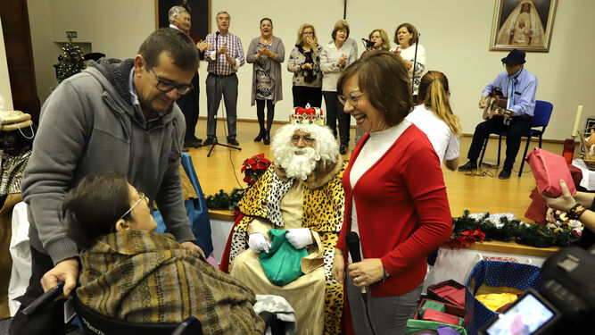 Carmen Collado visita el centro San José durante el encuentro de los usuarios y los Reyes Magos.