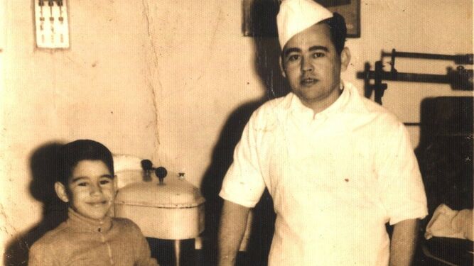 El maestro pastelero Pepe Rosado y su hijo Pepe, continuador de la tradición.