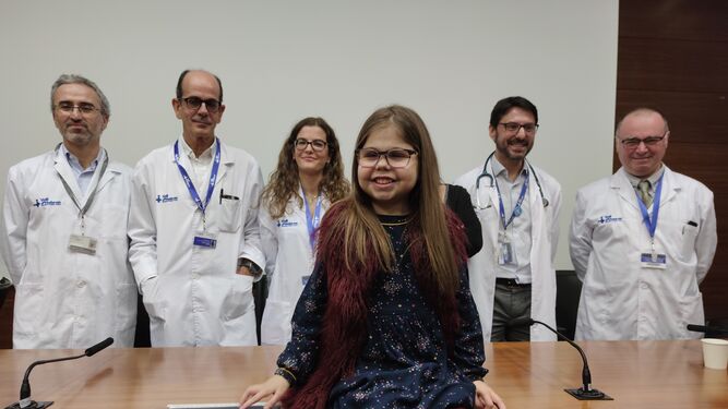 Íria, la niña de diez años que ha recibido un trasplante triple  con los médicos que la atendieron