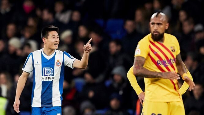 El delantero chino del Espanyol Wu Lei celebra su gol ante el FC Barcelona