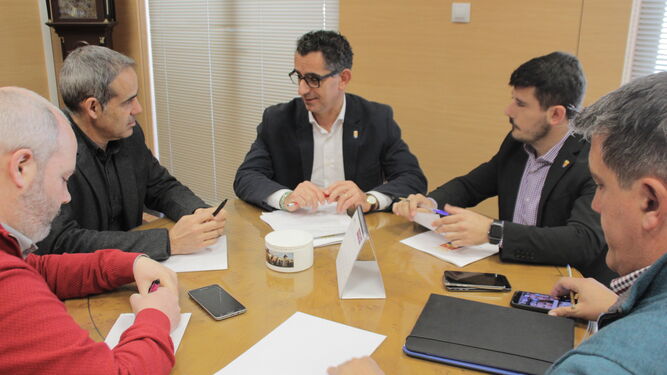 La reunión de Miguel Molina y José Pacheco se celebró en la Subdelegación del Gobierno.