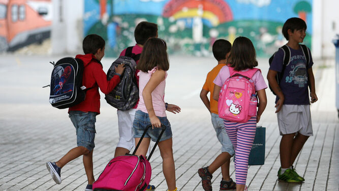 Ir al colegio caminando o contar con patios y entornos adecuados incide en la prevención de la obesidad.