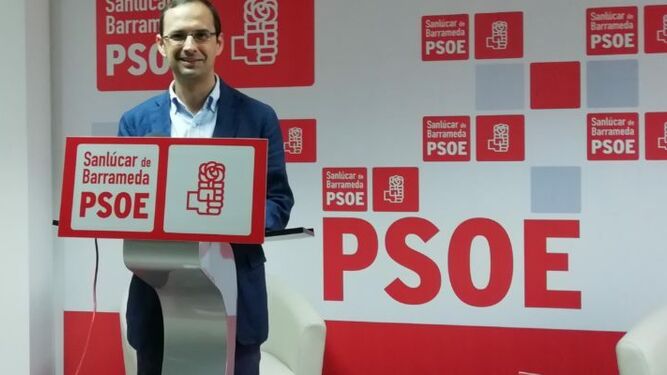El alcalde y secretario local del PSOE, Víctor Mora, en la sede del partido.