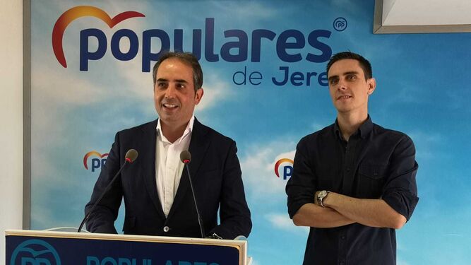 Antonio Saldaña y Jaime Espinar, en una comparecencia en la sede del PP.