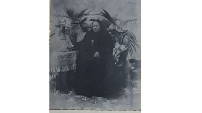 La leyenda bajo esta fotografía dice: "La Excma. Sra. Dña. Carolina Páramo y del Corro bienhechora mayor de esta Comunidad del Carmen de Jerez de la Frontera".