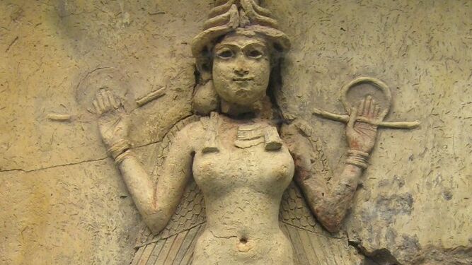 Probable representación de la diosa mesopotámica Inanna-Isthar en un altorrelieve babilonio del siglo XIX-XVIII a.C.