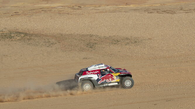 El mini de Carlos Sainz atravesando el desierto.