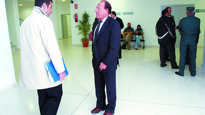 El ex-alcalde portuense Hernán Díaz, junto a Juan Carlos Rodríguez en una de sus visitas a los Juzgados.