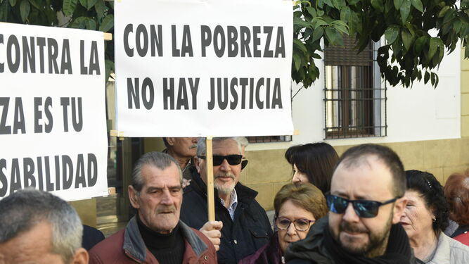 Un grupo de personas se manifiestan en Córdoba en favor de la agilización de la renta mínima.