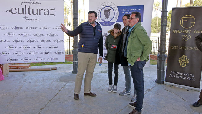 Canales Rivera con los jerezanos de la Asoc. de Antiguos Alumnos de la Escuela Municipal de Tauromaquia de Jerez
