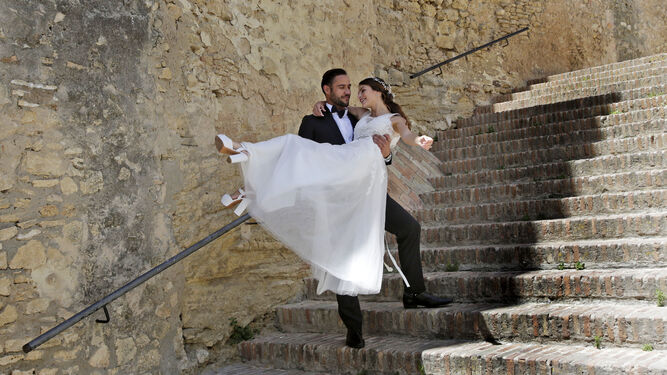 Una pareja de novios británica bajando por la escalera del castillo de Vejer la pasada primavera