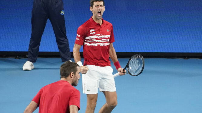 Novak Djokovic celebra un punto durante el partido de dobles de la final de la Copa ATP.