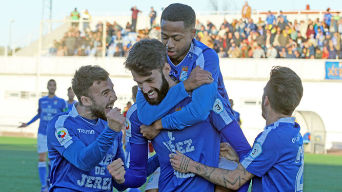Borja es abrazado por Balongo, Sabaté y Cristian tras anotar el primer gol del partido.
