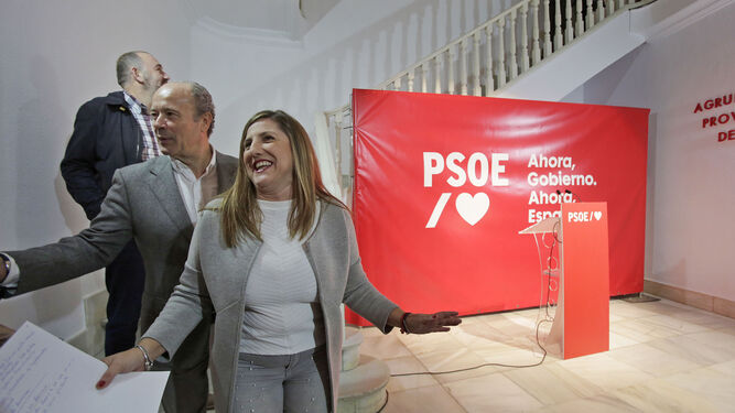 Irene García y Juan Carlos Campo la noche electoral en la sede del PSOE gaditano.