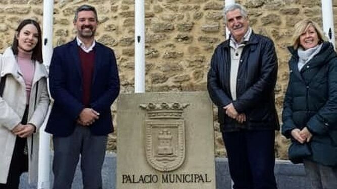 Los alcaldes de Rota y Chipiona, Javier Ruiz y Luis Mario Aparcero, en el Ayuntamiento roteño.