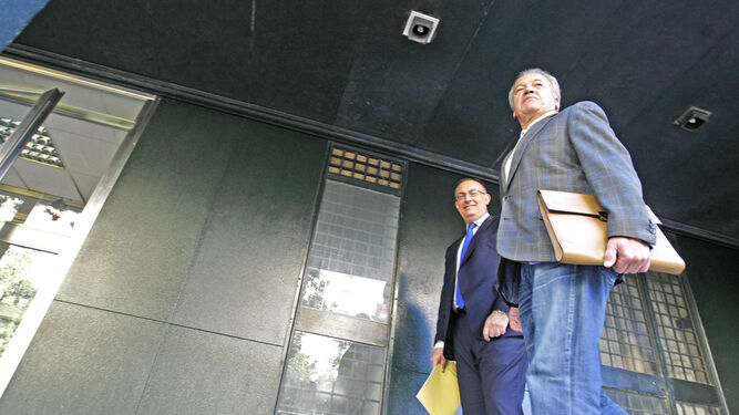 Pacheco junto a su abogado, Manuel Hortas, durante la instrucción del caso.