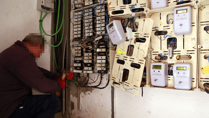 Un técnico trabaja, al mediodía del martes, en el cuarto de contadores afectado de San Juan de Dios.
