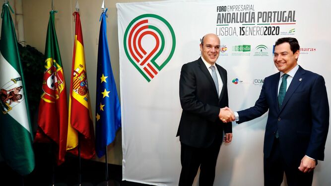 El presidente de la Junta, Juanma Moreno, saluda al ministro de Estado, de la Economía y de la Transición Digital de Portugal, Pedro Siza