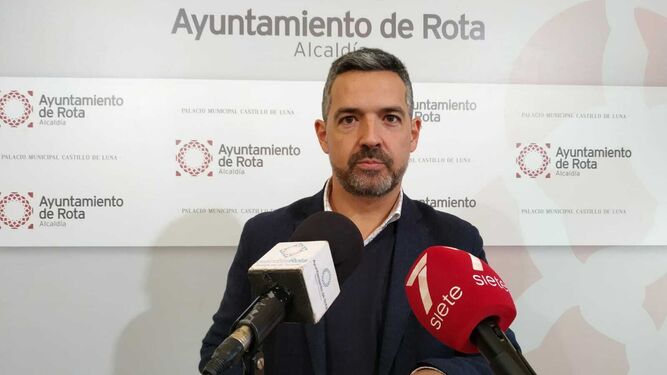 El alcalde, Javier Ruiz, en la presentación de la oferta que llevará Rota a Fitur.