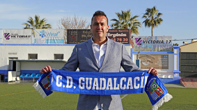 Salvador Lirio, en el césped del Fernández Marchán, quiere llevar al Guadalcacín a Tercera.
