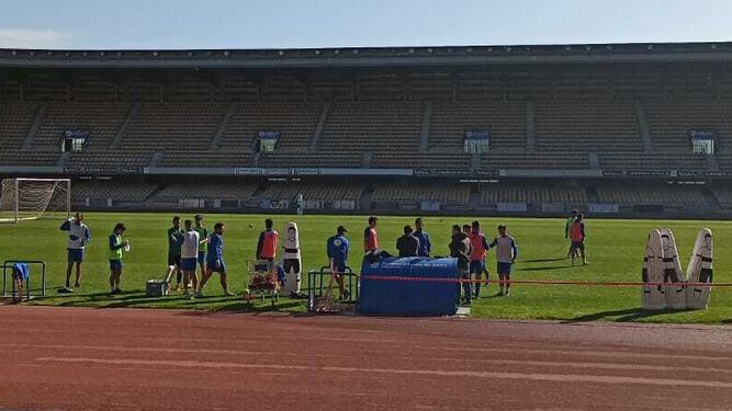 Los futbolistas del Xerez DFC, refrescándose en el entrenamiento matinal de Chapín.
