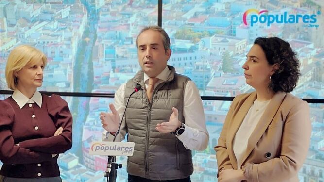 María José García-Pelayo, Antonio Saldaña y Carmen Sánchez, en la sede del PP de Jerez.