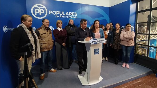María José García-Pelayo y José Loaiza, en la sede del PP de San Fernando, con los trabajadores del comedor de Camposoto.