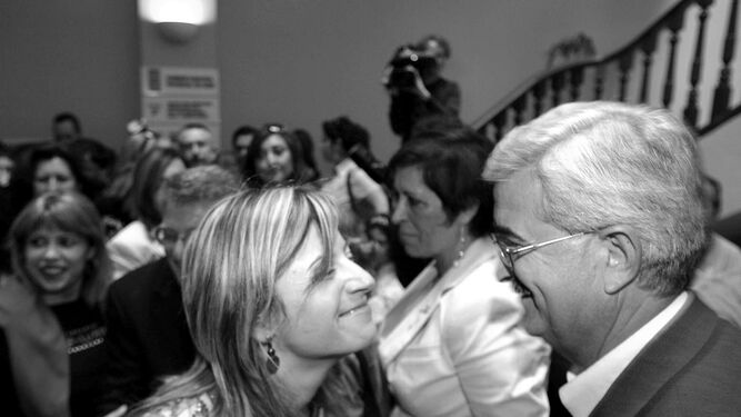 Bibiana Aído saluda a Jiménez Barrios en una sede provincial del PSOE abarrotada, el 13 de abril de 2008.