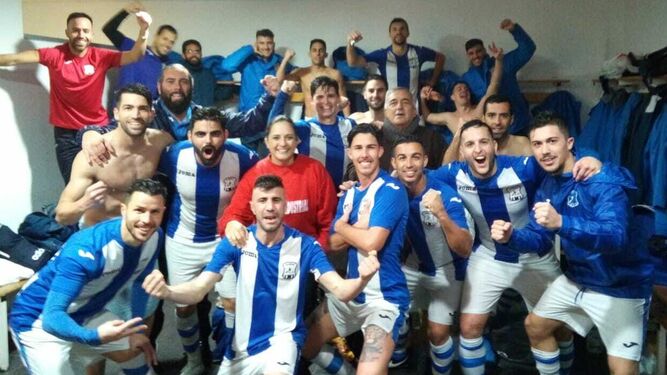 Los jugadores del Jerez Industrial celebran la victoria en El Rosal esta temporada.