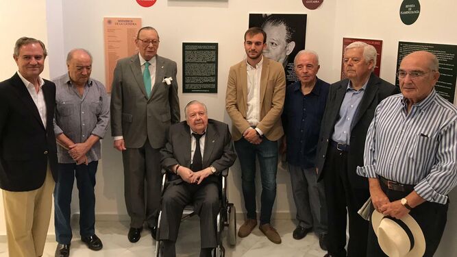 Integrantes de la Cátedra de Flamencología de Jerez, con Manuel Pérez Celdrán en el centro.